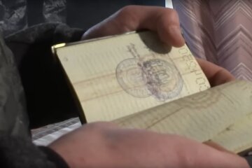 Документи. Фото: скріншот YouTube-відео