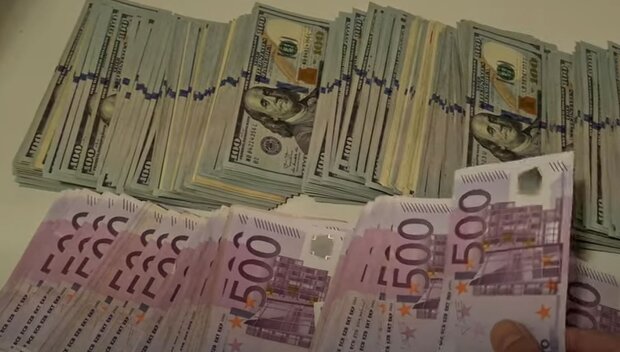 Доллары и евро. Фото: скриншот YouTube-видео