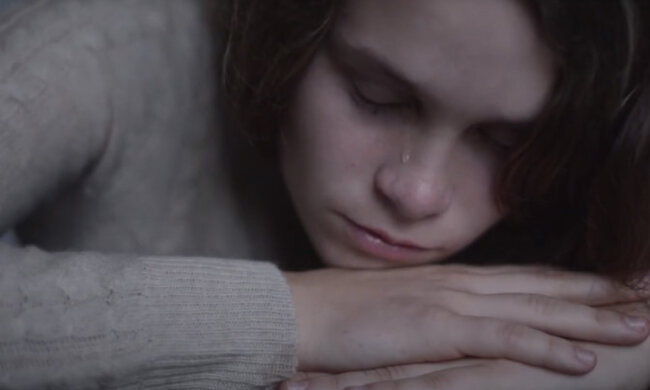 Дівчина плаче. Фото: youtube.com