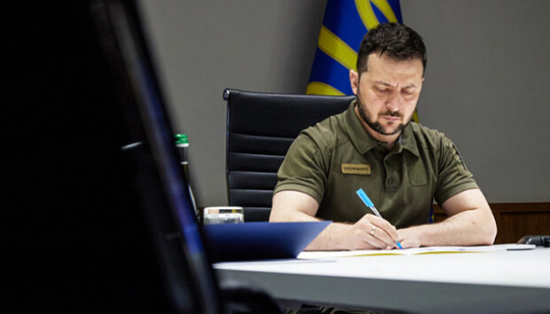 Володимир Зеленський підписує укази про нагородження військових