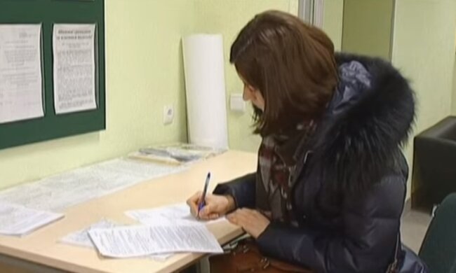 Документи. Фото: скріншот YouTube-відео