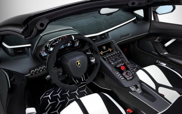Салон Lamborghini Aventador SVJ Roadster. Фото: скриншот YouTube.