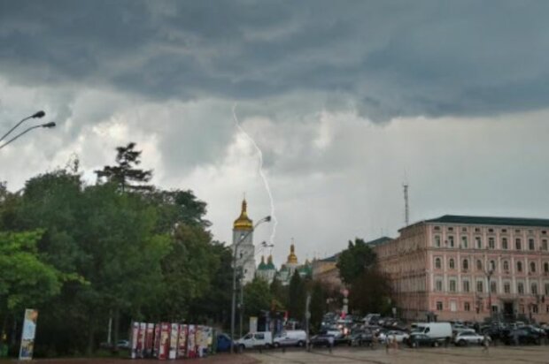 Закрывайте окна  и двери: на Киев надвигается непогода, чего ждать