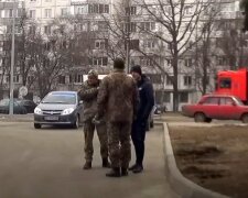 Выдача повесток на улице. Фото: скриншот youtube-видео