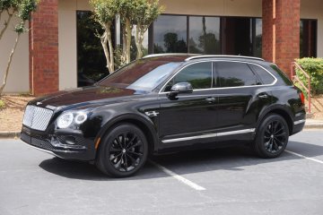 Два мажорных внедорожника Bentley "встретились" под не менее мажорным университетом. Фото
