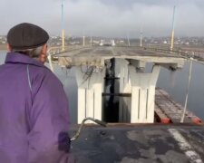 Зруйнований Антонівський міст. Фото: скріншот Telegram-відео