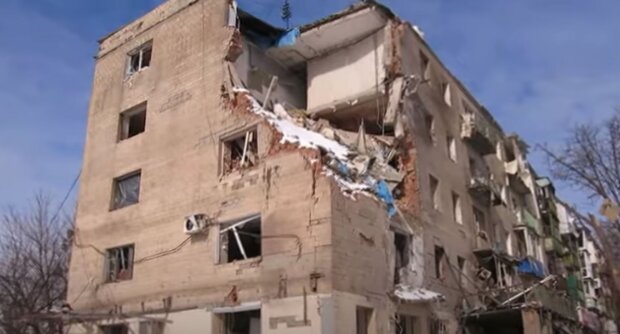 Пошкоджений ракетою будинок у Харкові Фото: скріншот YouTube-відео