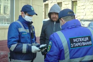 Заставят платить: Кернес отправил на улицы Харькова новых парковщиков