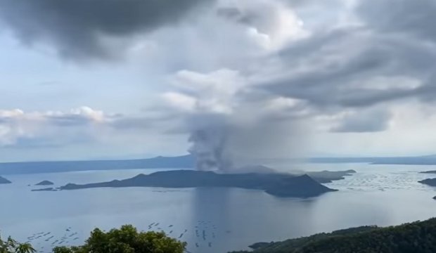 Столб пепла над вулканом Тааль. Фото: YouTube