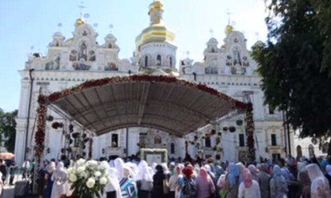 Возле Киево-Печерской Лавры собралась толпа верующих. Фото: скриншот YouTube
