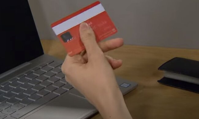 Банківська картка. Фото: скріншот YouTube-відео