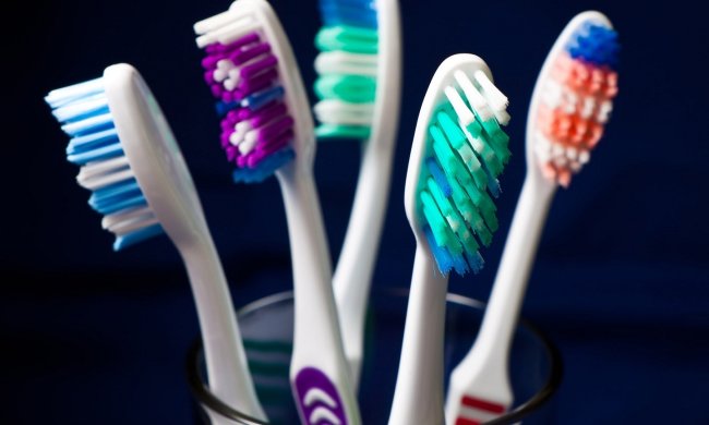 Обычную зубную щетку стоит заменить: ученые рассказали, чем чистить зубы