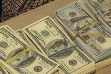 Долари. Фото: скріншот YouTube-відео