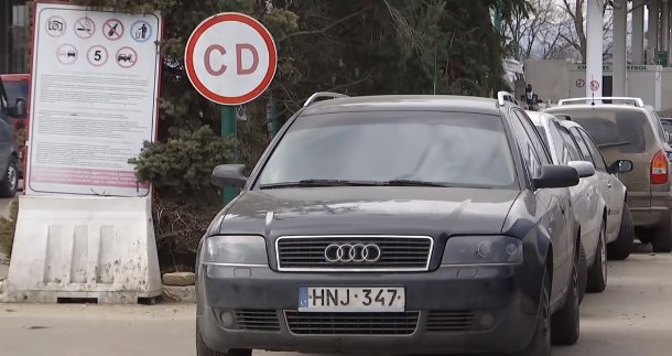 Автомобиль на иностранных номерах, фото: Скриншот YouTube