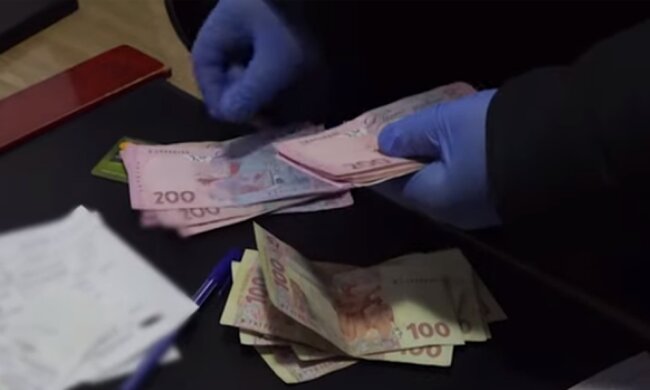 В Киеве начальника банка поймали на хищении средств клиентов. Фото: скриншот YouTube