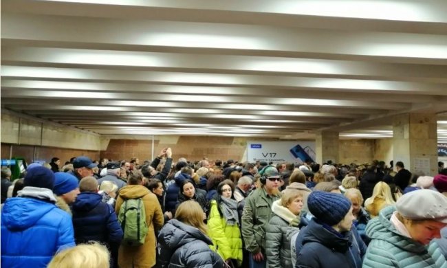 Сбой в киевском метро, фото: Апостроф