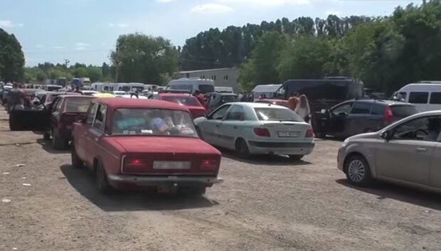Автомобили на блокпосту рф. Фото: скриншот YouTube-видео