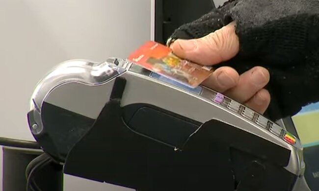 Банківська картка. Фото: скріншот YouTube-відео