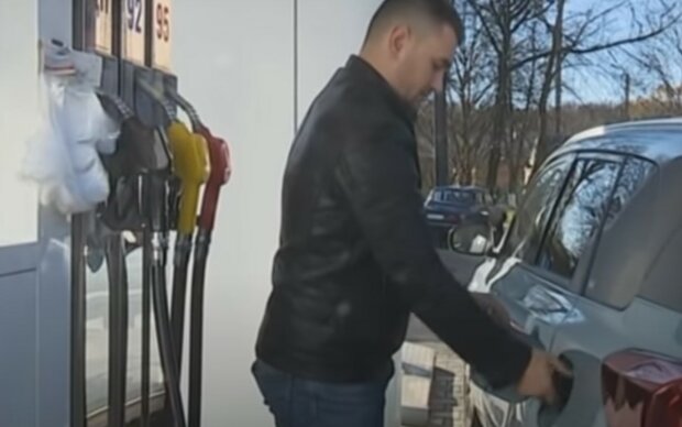 Пересаживаемся на телеги и велосипеды: топливо на украинских АЗС взлетело в цене – озвучены цифры