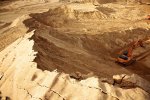 Следите за детьми! Трагедия под Ривне: ребенка засыпало песком в карьере