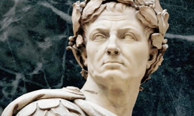 Статуя Цезаря. Фото: скриншот YouTube