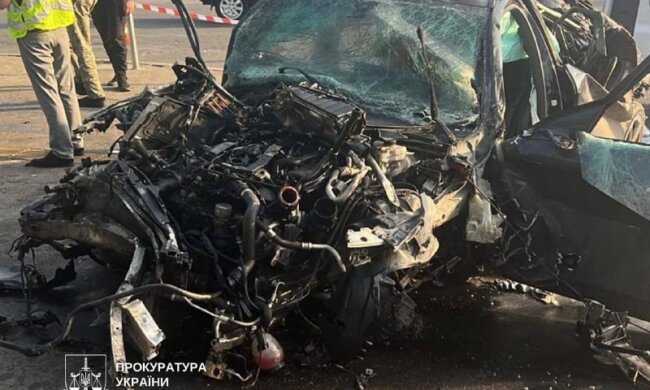 Автомобиль после столкновения с подземным переходом в Соломенском районе Киева