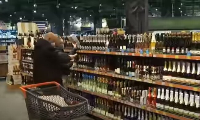 Продаж алкоголю. Фото: скріншот YouTube-відео
