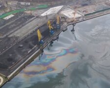 Разлив нефтепродуктов. Фото: Youtube