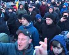 Хоромы друзей Порошенко атаковала толпа людей: вокруг хаос, разъяренные люди жгут файера