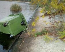 Главную реку Украины загадили за ночь, киевляне бурно отреагировали: "Запихнуть в контейнер и пусть плывут"