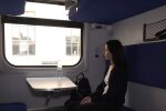 Дівчина у поїзді. Фото: скріншот YouTube-відео