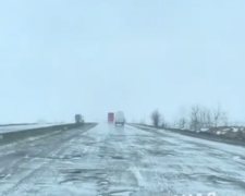 Машинам відриває колеса: трасу Київ-Олесу розбито вхлам, проїзд практично паралізований