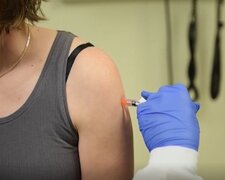 В Китае граждан вакцинируют от коронавируса. Фото: скриншот Youtube-видео