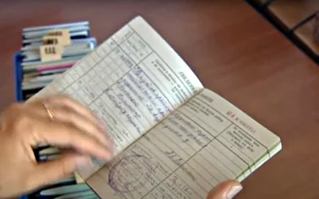 Трудовая книжка. Фото: скриншот YouTube-видео.