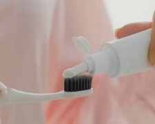 Зубная паста и счетка. Фото: YouTube