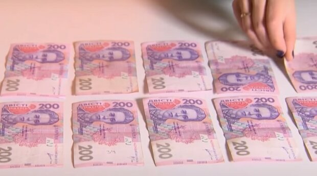 В Украине снизились зарплаты. Фото: YouTube, скрин