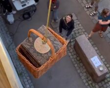 Піца з балкона в Осло: норвежець продає піцу через кошик