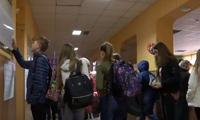 В українських школах вводять посилені заходи безпеки. Фото: скрін YouTube