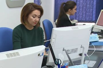 Офісні працівники. Фото: скріншот Youtube