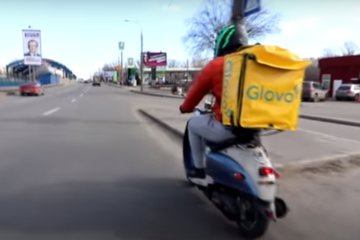 Доставщик еды. Фото: скриншот YouTube