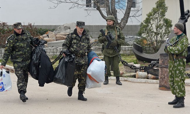 Среди ночи оккупанты в Крыму устроили облавы: полуостров гудит от страха - людей выбрасывают через админграницу