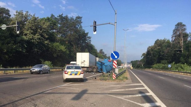 ЧП на въезде в Киев: две фуры устроили дикую "лобовуху", есть жертвы. Фото