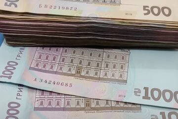 Руководители ПриватБанка, Ощадбанка и Укргазбанка получают миллионные зарплаты. Фото: YouTube