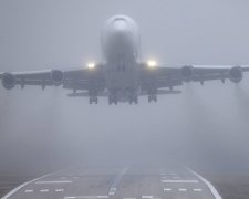 Посадка пассажирского лайнера в густом тумане попала на видео
