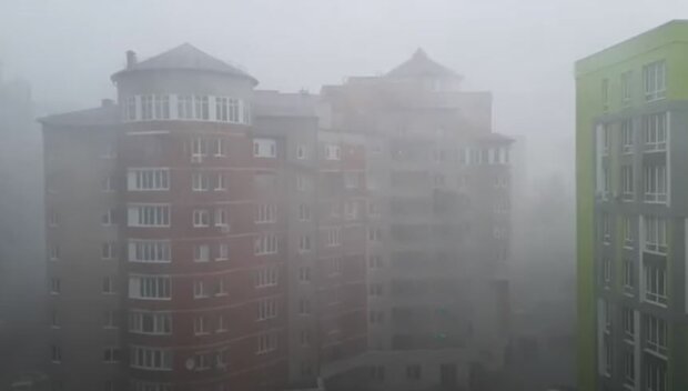 Срывает крыши и ломает мосты: в Киеве непогода натворила беды, лучше сидите дома
