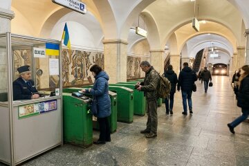 київ метро пасажири турнікет проїзд