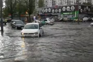 В Киеве снова затопило дороги. Фото: youtube