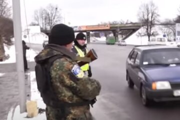 Вручение повесток. Фото: скриншот Youtube-видео