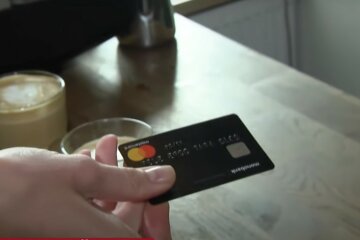 Банківська карта. Фото: скріншот YouTube-відео