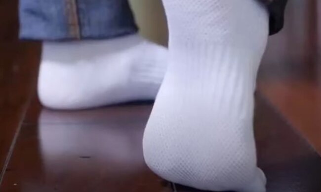 Шкарпетки. Фото: скріншот YouTube